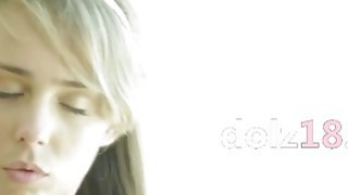 气质小姐姐把手伸进粉鲍里不断逗弄自己！感觉她已经湿一片啦